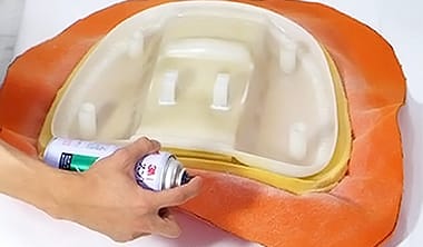 スプレーのりを使った椅子の貼り替え方