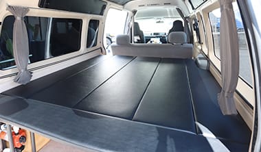 ビニールレザーでハイエースの荷台にベッドを作る！